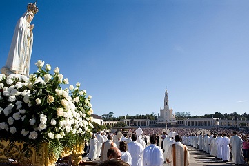 Pilgrims-at-the-Shrine-of-Fatima-Bravo-Travel